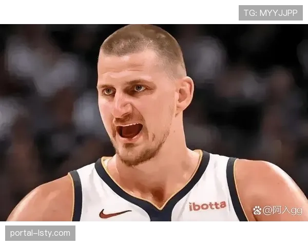 特写：掘金队约基奇在后场精准长传发动快攻，镜头捕捉其提前观察动作